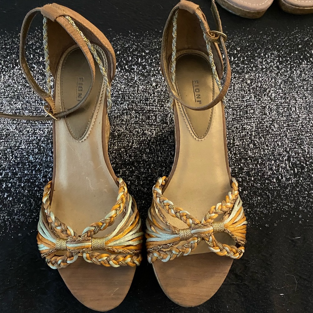 Brown/gold wedge sandal.